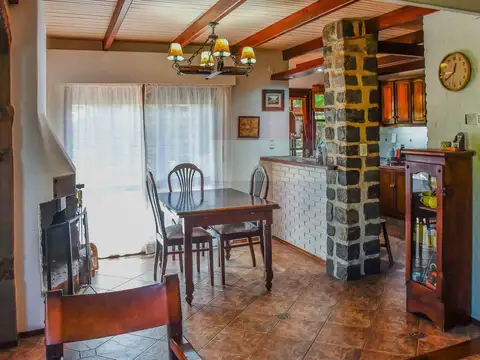 Casa 4 ambientes con 2 baños