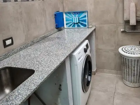 CASA  5 AMBIENTES EN VENTA CON COCHERA EN LOMAS