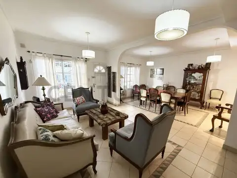 Casa en Venta con 2 cocheras