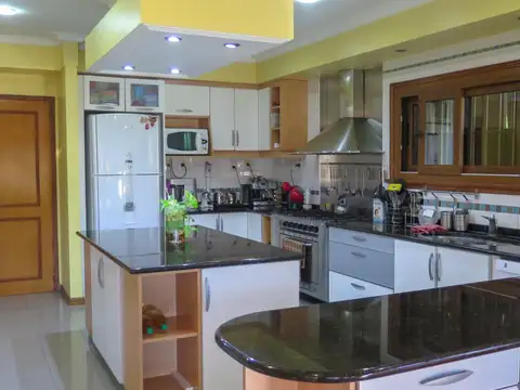 Destacada propiedad en Parque Leloir c/ casa de huéspedes