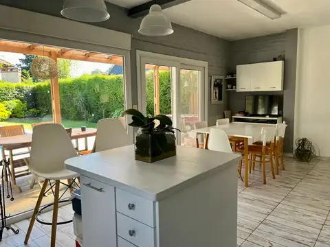 Casa 5 ambientes con 3 baños