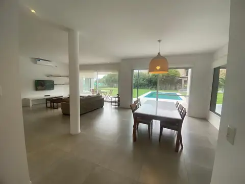 Casa en Alquiler con 5 cocheras