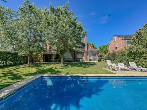 VENTA  Casa de 6 ambientes c/Jardín y Piscina