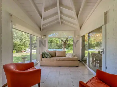 VENTA Casa de 6 ambientes c/parque y piscina