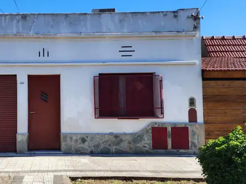 CASA 4 AMB C/ GARAGE, CON PATIO Y FONDO LIBRE, Y DEPTO T/ CASA AL FONDO DE 3 AMB