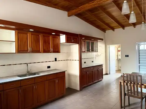 Casa 5 ambientes con 1 baño