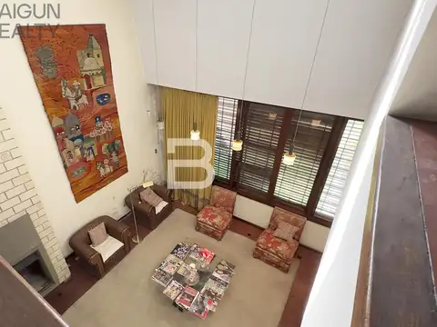 Casa de 5 ambientes con dependencia, escritorio, garage, terraza y patio con parque y parrilla