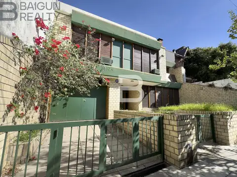 Casa de 5 ambientes con dependencia, escritorio, garage, terraza y patio con parque y parrilla