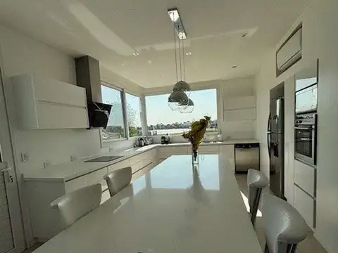 Casa 6 ambientes con 3 baños