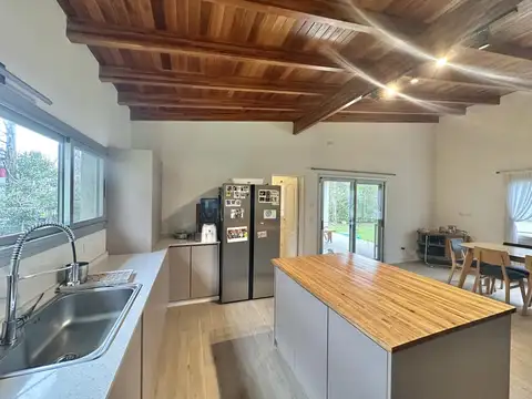 Casa en Venta sobre gran terreno de 3.097 m², con galería, parrilla y pileta - Barrio San Jorge
