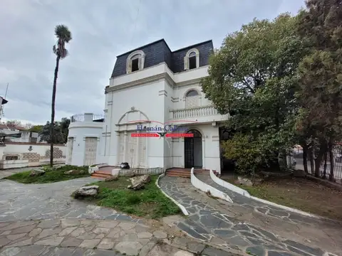 Casa 8 ambientes con 4 baños