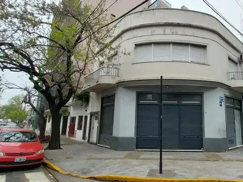 Local esquina triple vidriera 150m2 en 2 Plantas, todo rubro, Excel. estado