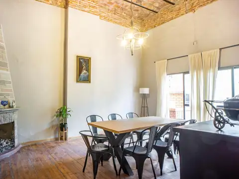 EN VENTA - CASA EN PLANTA ALTA TRES DORMITORIOS CON BALCÓN ATERRAZADO Y PARRILLA - ECHESORTU, ROSARI