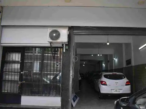 Local 8,66 x 30 más 2 departamentos.