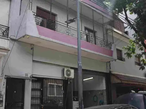 Local 8,66 x 30 más 2 departamentos.