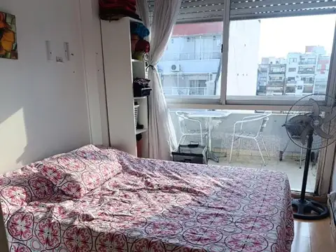 Hermoso semipiso al frente con Balcón en la calle Jufre