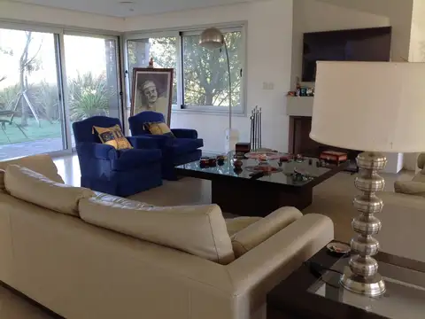 Casa 6 ambientes con 4 baños