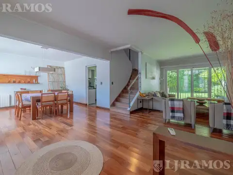 Casa en Venta con 3 cocheras