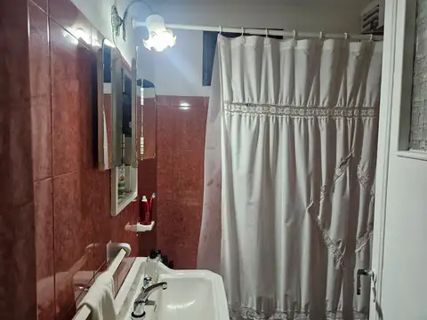 VILLA CRESPO -Departamento de 3 ambientes con cocina independiente y patio con lavadero.