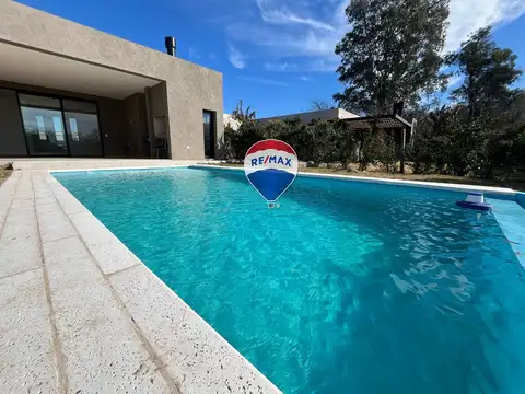 CASA EN VENTA 5 AMB SANTA ELENA PILAR DEL ESTE.