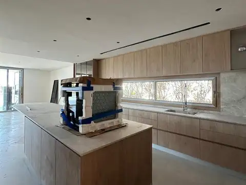 Casa 8 ambientes con 6 baños