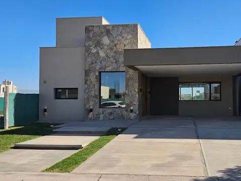 Casa en Venta en Rodeo del Medio, USD 205.000