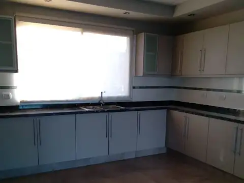 Casa en Alquiler con 2 cocheras
