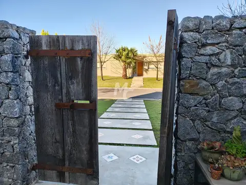 Casa en Alquiler con 1 cochera