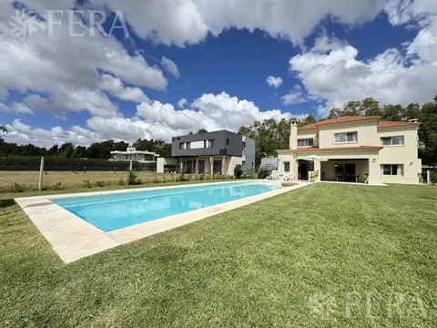 Venta de casa 6 ambientes con piscina y cochera en Miralagos- La Plata