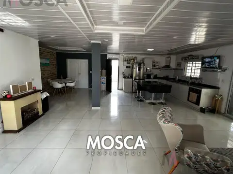 Casa en Venta con 3 cocheras