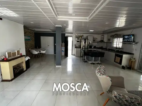 Casa en Venta con 3 cocheras