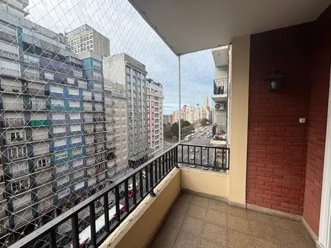 Venta Semipiso 3 ambientes con Balcón. Zona Plaza Colón