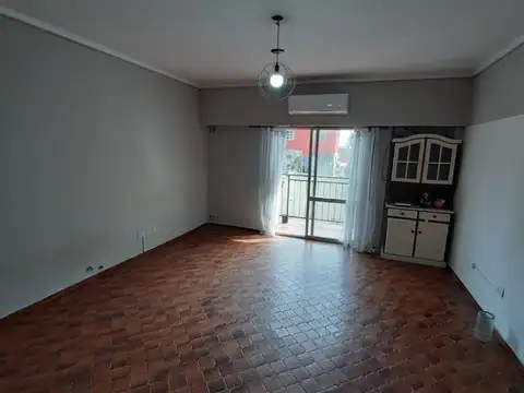 ¡Comodo 3 ambientes con cochera en pleno Centro de Bernal!