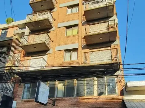 DEPARTAMENTO MONOAMBIENTE MUY AMPLIO AL FRENTE CON BALCÓN  a 50 METROS DE ESTACIÓN CASTELAR NORTE