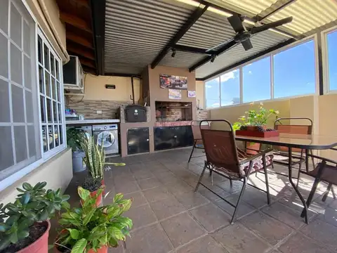 Hermosa casa y locales en venta