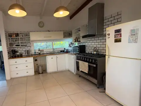 Casa 6 ambientes con 2 baños