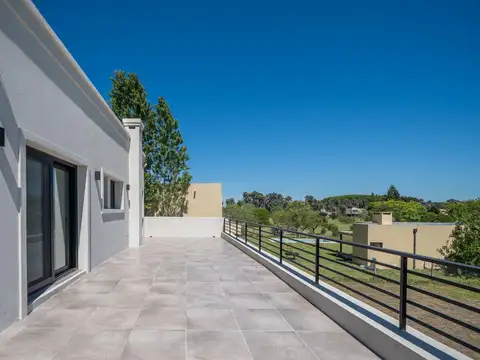 VENTA CASA A ESTRENAR AL GOLF MEDAL C.C.  GBA Norte - 4 Ambientes