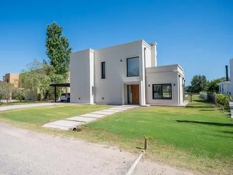 Casa 4 ambientes con 2 baños