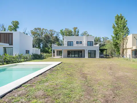 Casa en Venta con 2 cocheras