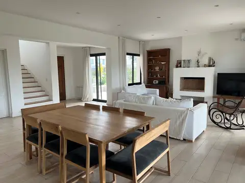 Casa en Venta con 2 cocheras