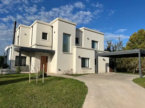 Casa moderna de 6 ambientes en La Calesa, Pilará