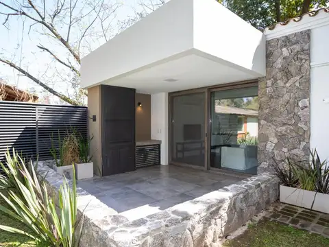 Frente a la Universidad Austral