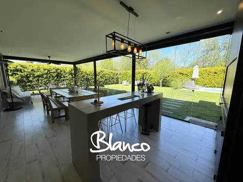 Casa en Venta con 2 cocheras