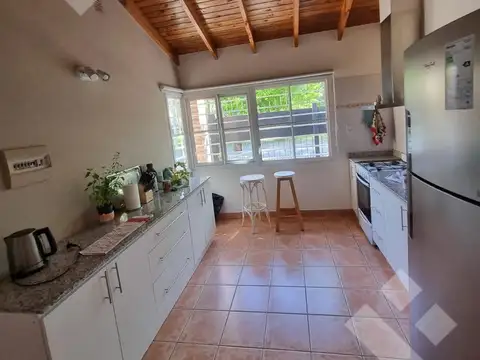 Casa 7 ambientes con 2 baños