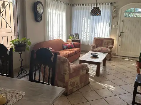 Casa 5 ambientes con 2 baños