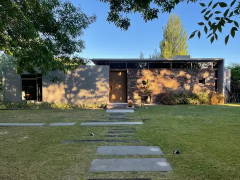 Casa de 3 dormitorios con patio y cocheras en alquiler en City Bell sobre Calle 467 [Cod: 2852-162]