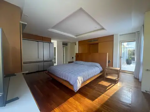 Casa de 3 dormitorios con patio y cocheras en alquiler en City Bell sobre Calle 467 [Cod: 2852-162]