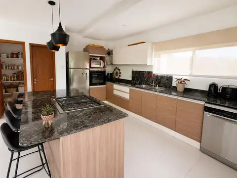 Casa en Alquiler con 2 cocheras