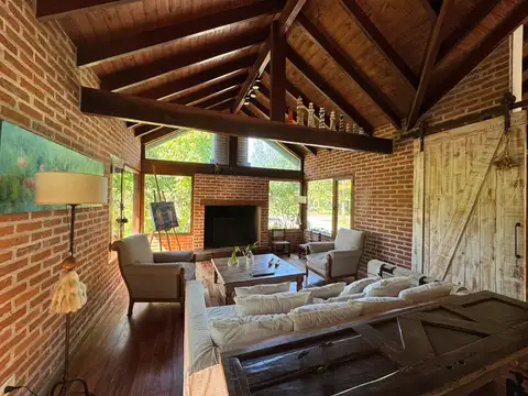 Casa 5 ambientes con 4 baños