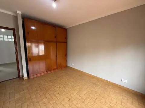 ALQUILER CASA 3 AMB CON BALCÓN AL FRENTE - BERNAL